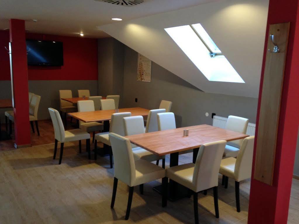 Nova Hospoda - Hotel & Restaurant Прага Екстериор снимка