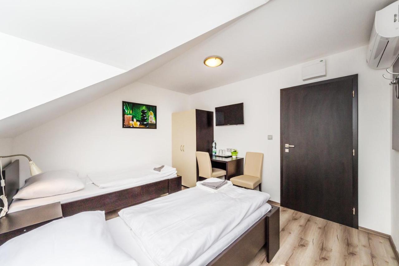 Nova Hospoda - Hotel & Restaurant Прага Екстериор снимка