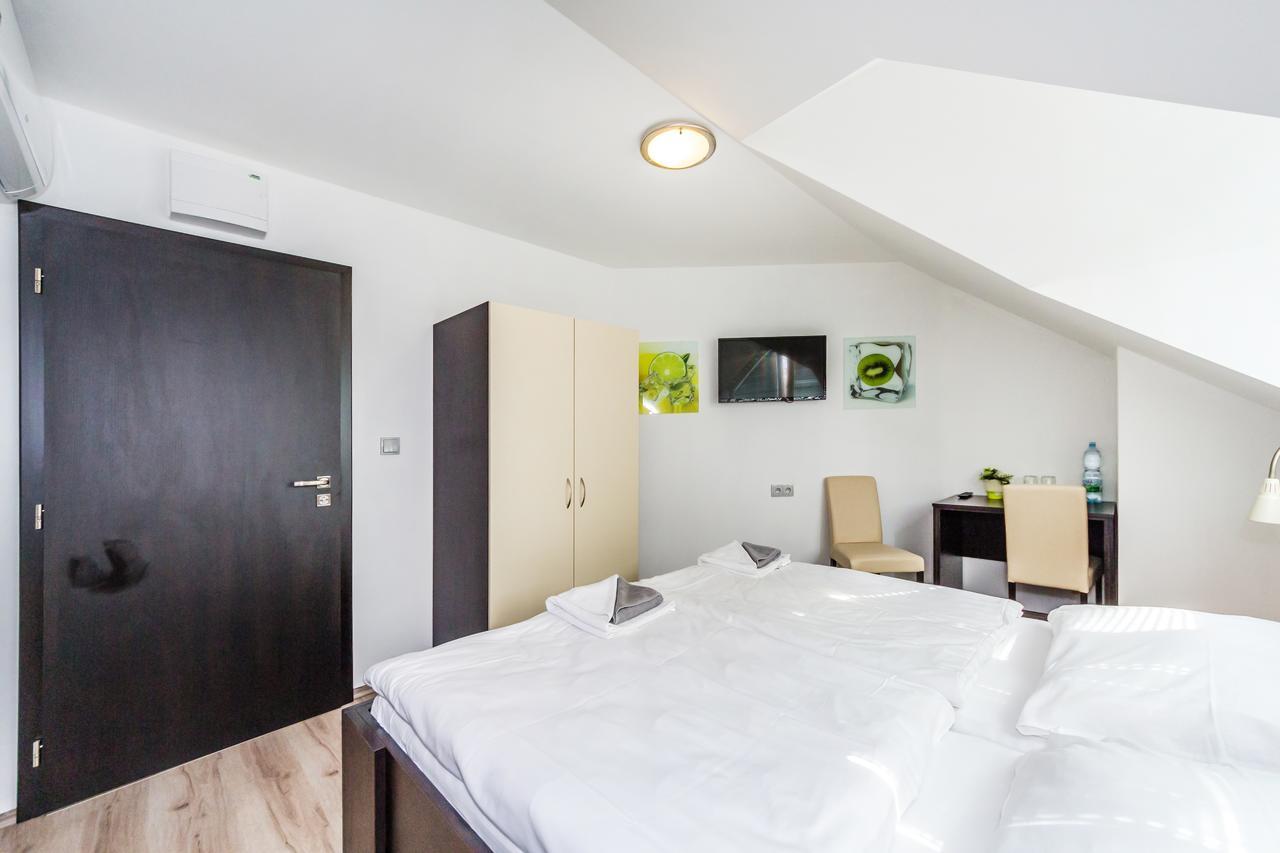 Nova Hospoda - Hotel & Restaurant Прага Екстериор снимка