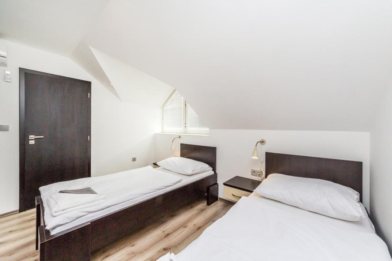Nova Hospoda - Hotel & Restaurant Прага Екстериор снимка
