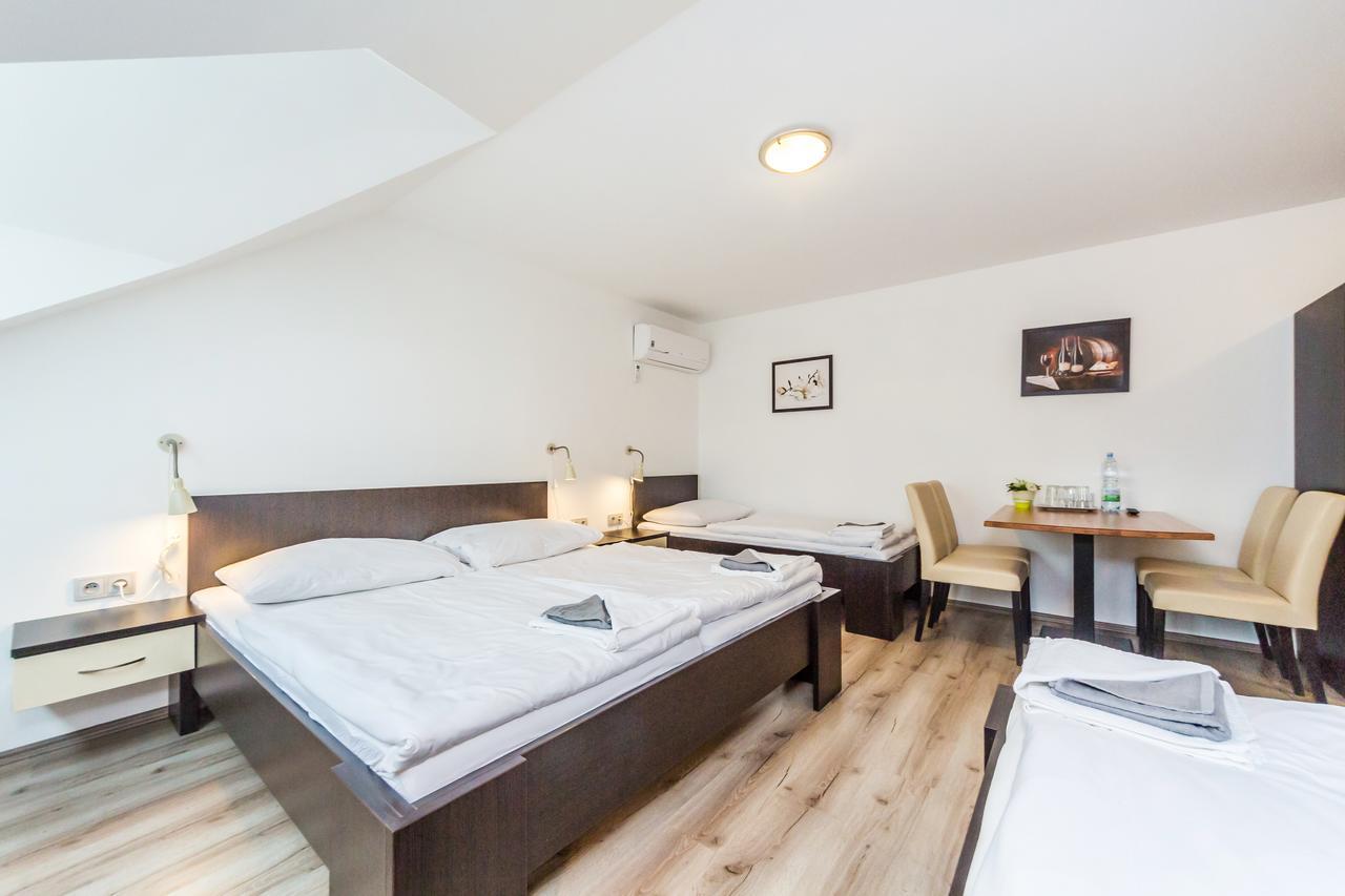 Nova Hospoda - Hotel & Restaurant Прага Екстериор снимка
