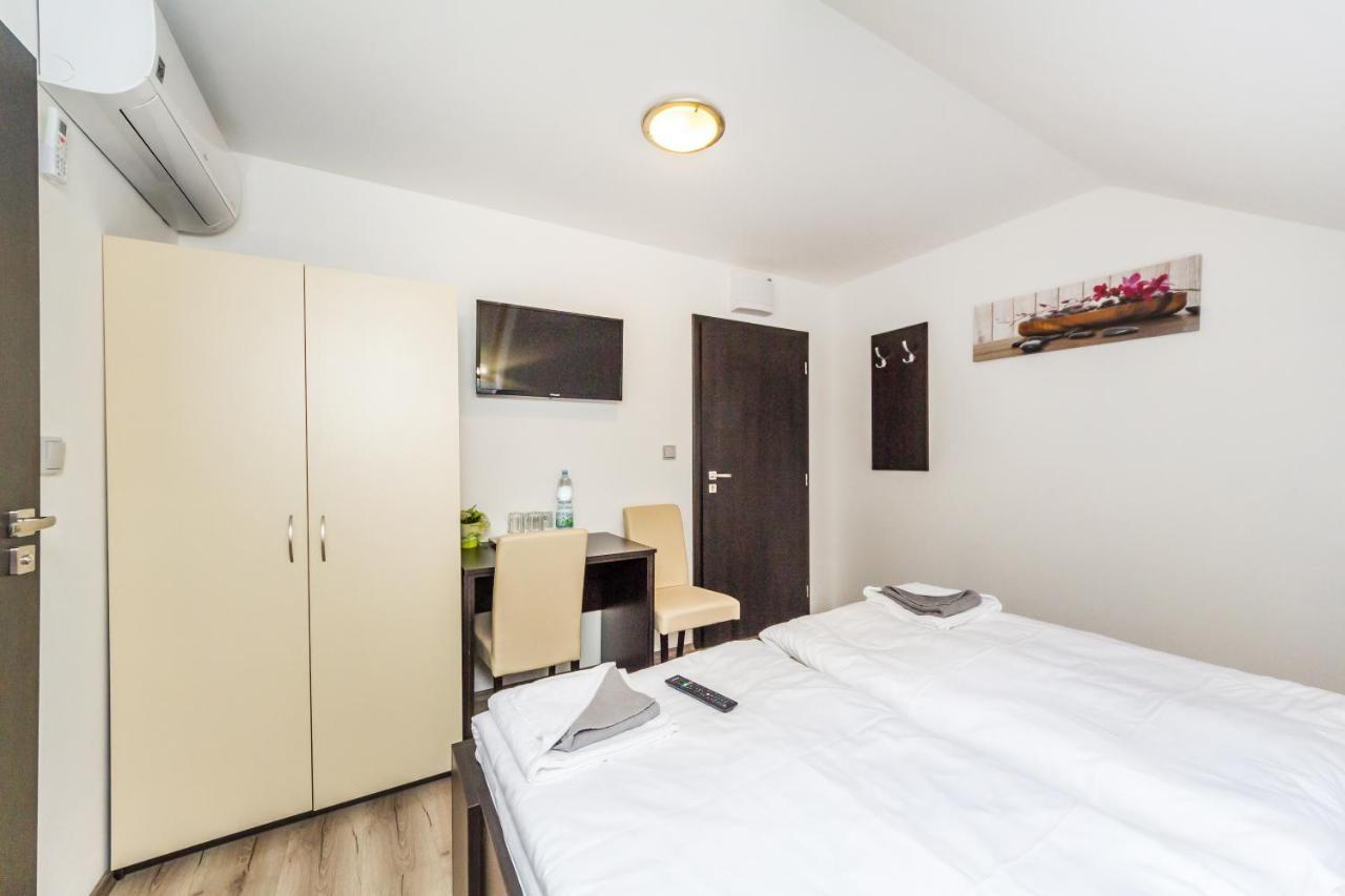 Nova Hospoda - Hotel & Restaurant Прага Екстериор снимка