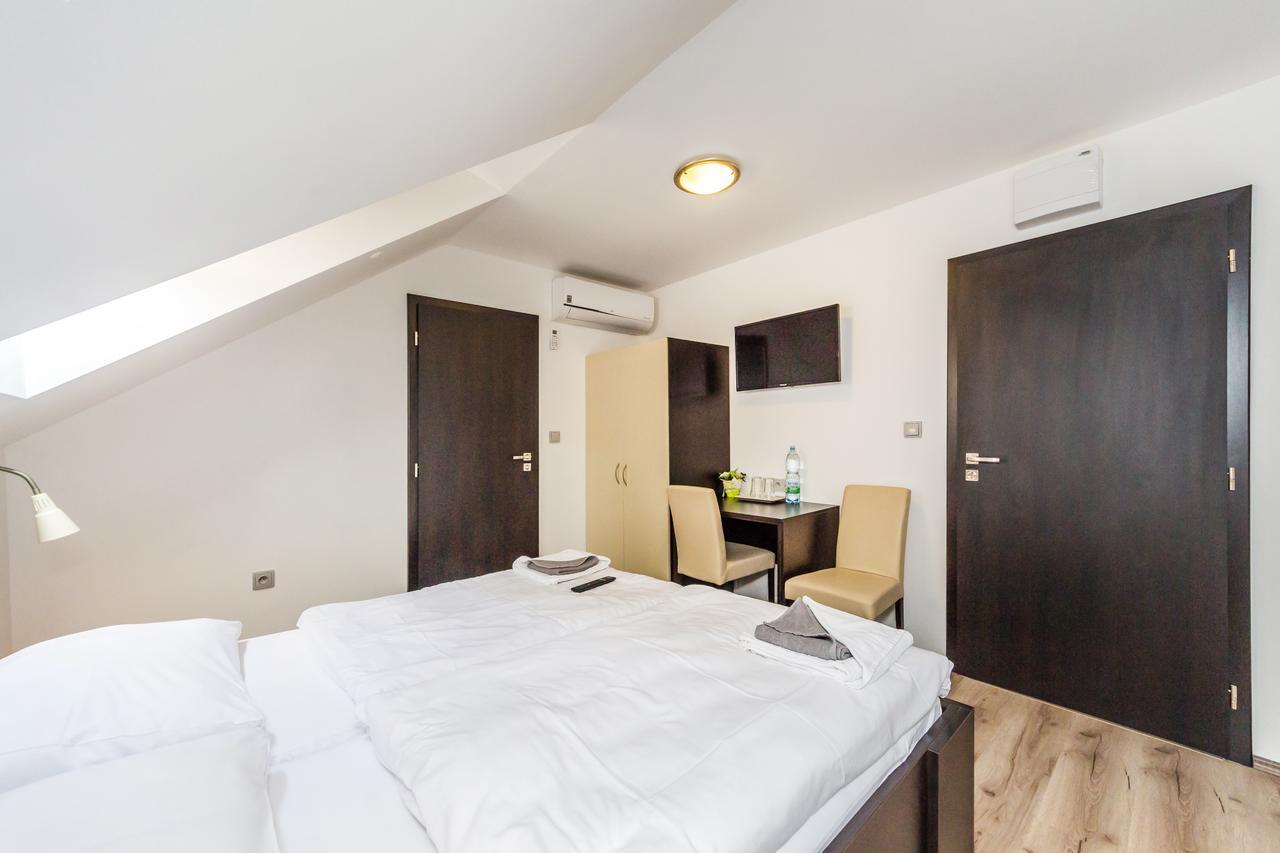 Nova Hospoda - Hotel & Restaurant Прага Екстериор снимка